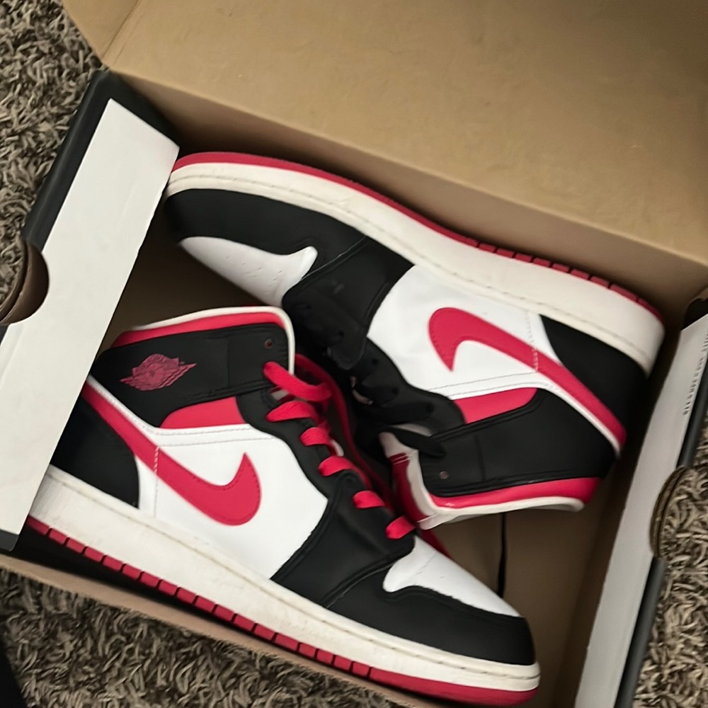 Jordan 1 Mid Very Berry